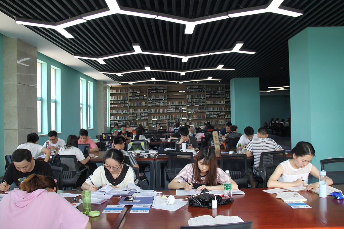 Estudiantes en una biblioteca universitaria