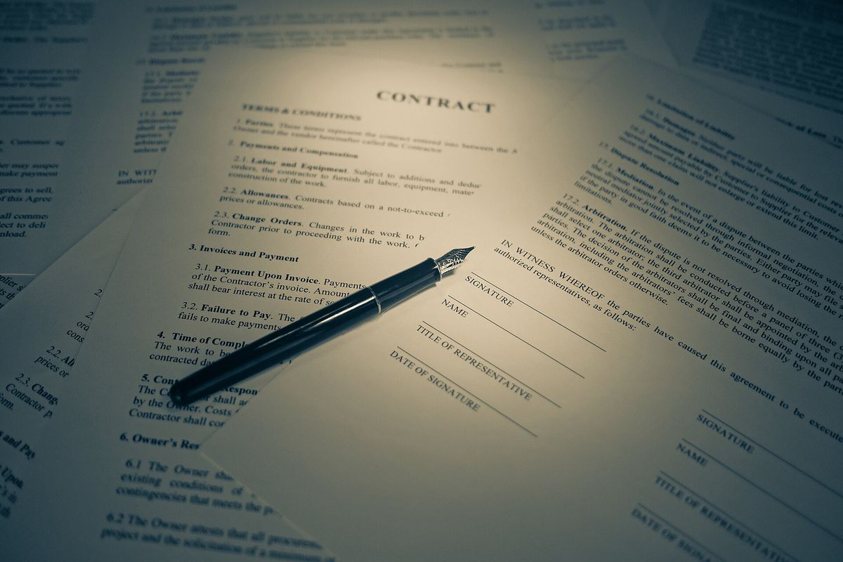 Firma de un contrato de alquiler